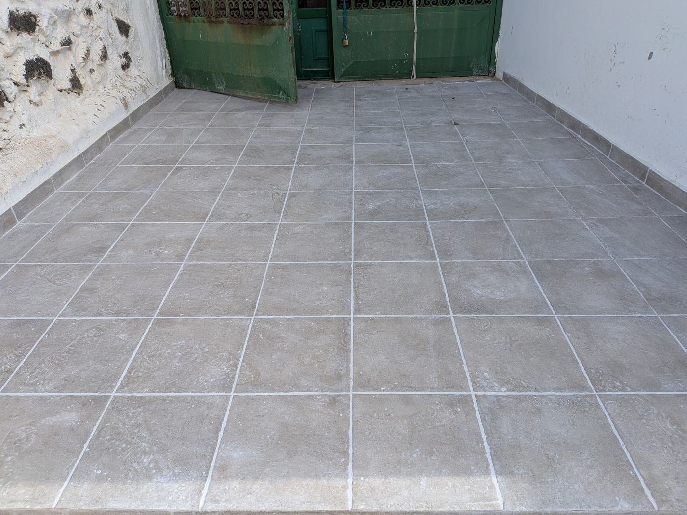 Patio exterior alicatado con pavimento cerámico por Terraform en Tinajo, Lanzarote
