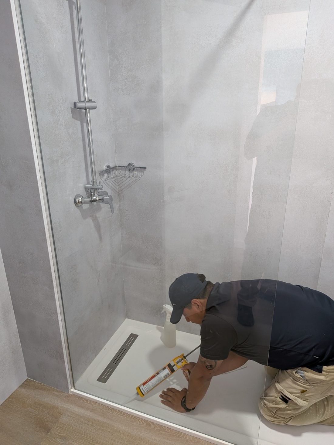 Sellado e instalación de un plato de ducha durante una reforma de baño en Lanzarote