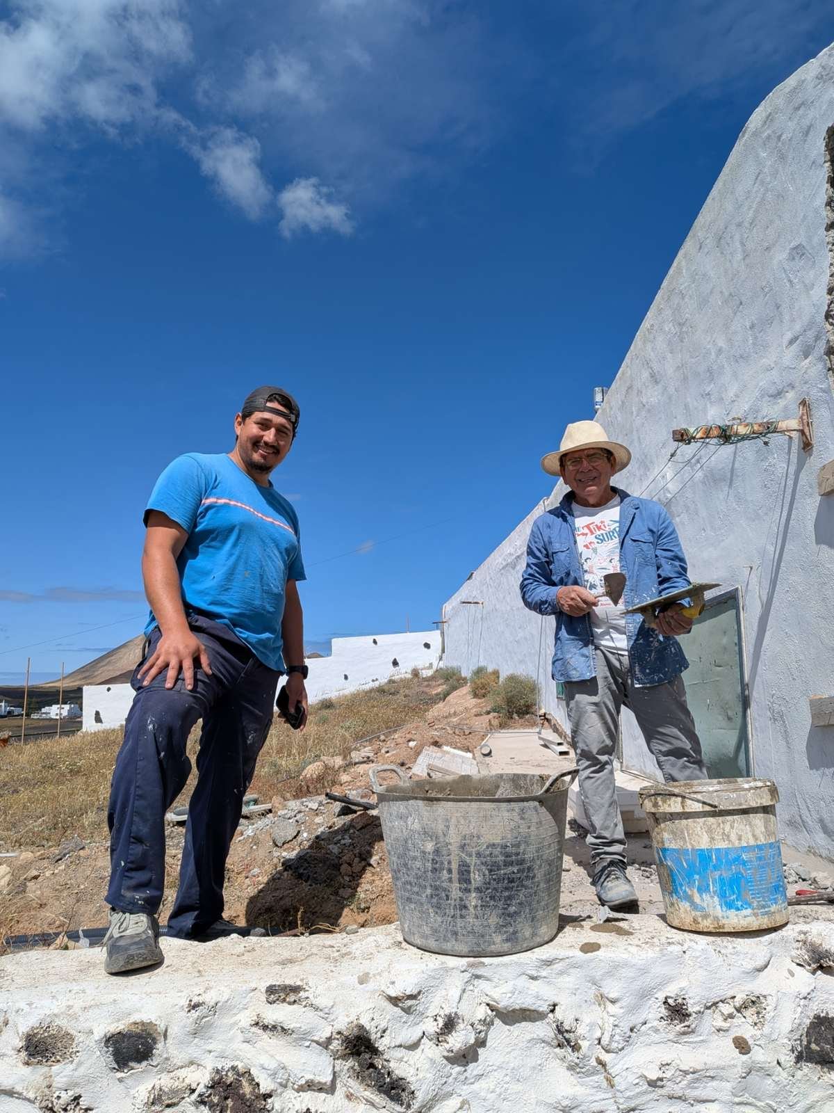La familia de Terraform preparando mortero en una obra de albañilería en Lanzarote