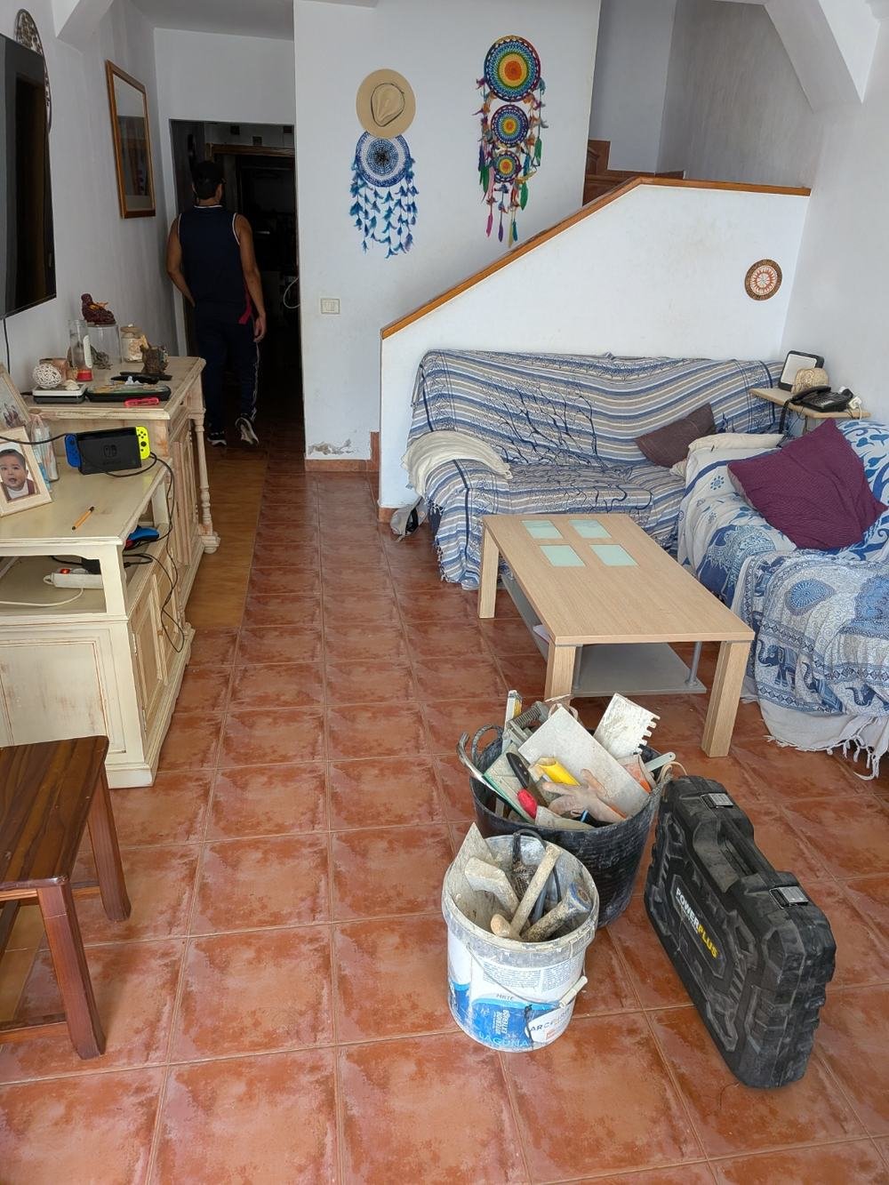 Salón antes de la reforma en Argana Alta, con pavimento de terrazo naranja original