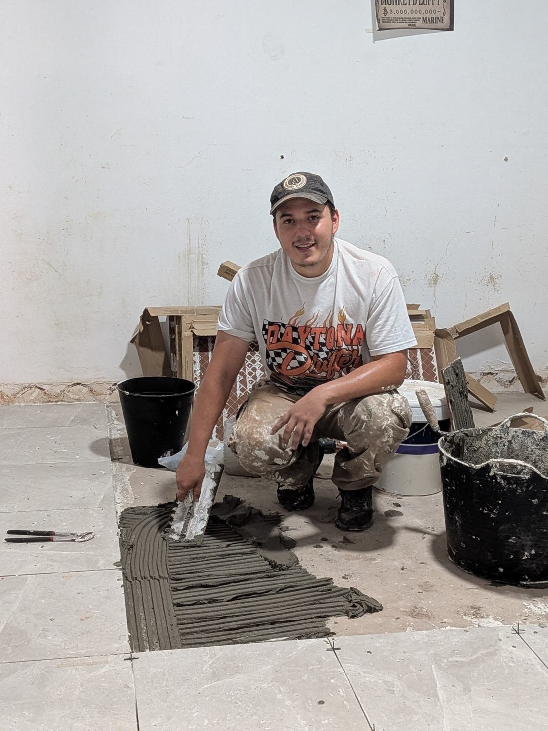 Aplicación artesanal de mortero para crear una superficie con apariencia de piedra